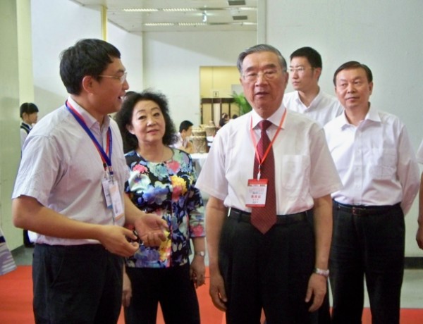 北洋集團(tuán)副總經(jīng)理高明向胡啟立主席、張琪司長(zhǎng)介紹北洋產(chǎn)品